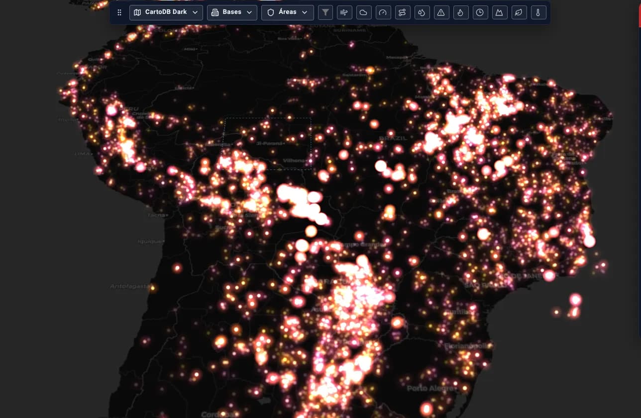 Mapa escuro da América do Sul coberto por milhares de pontos brilhantes de focos de calor, com o recorte de Rondônia tracejado