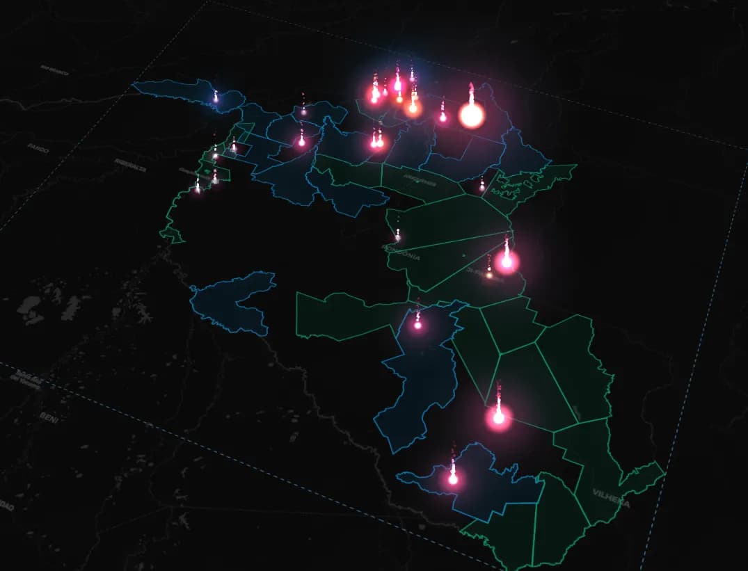 Mapa 3D de Rondônia à noite com municípios contornados e colunas de brilho marcando os focos de calor ativos